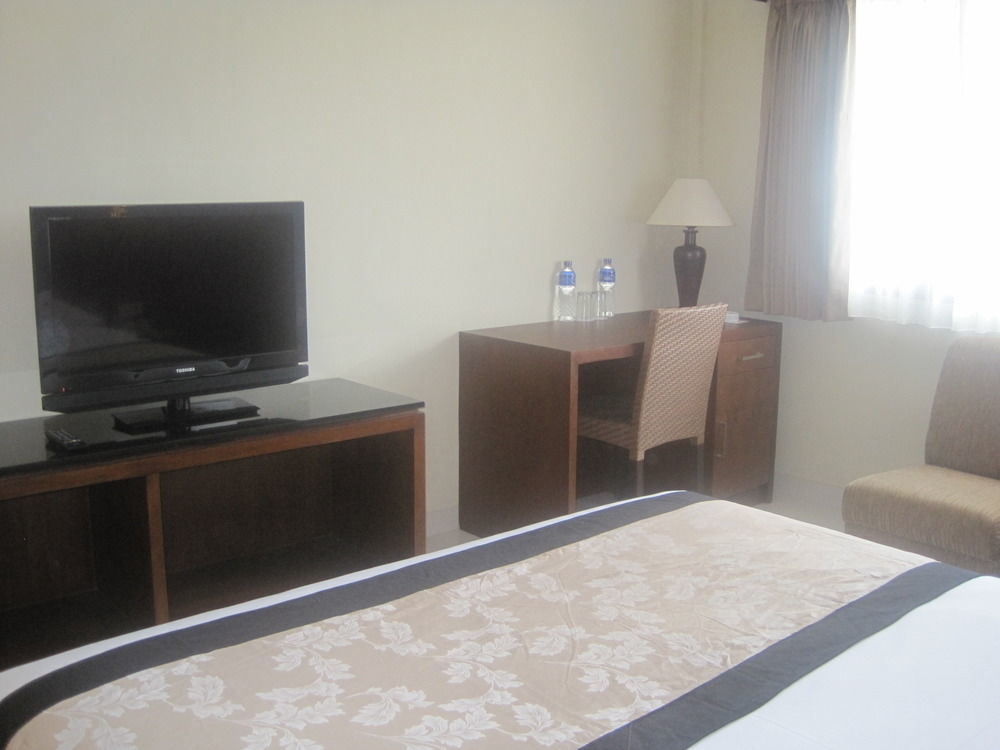 Capital O 874 Hotel Nyland Pasteur Bandung Extérieur photo