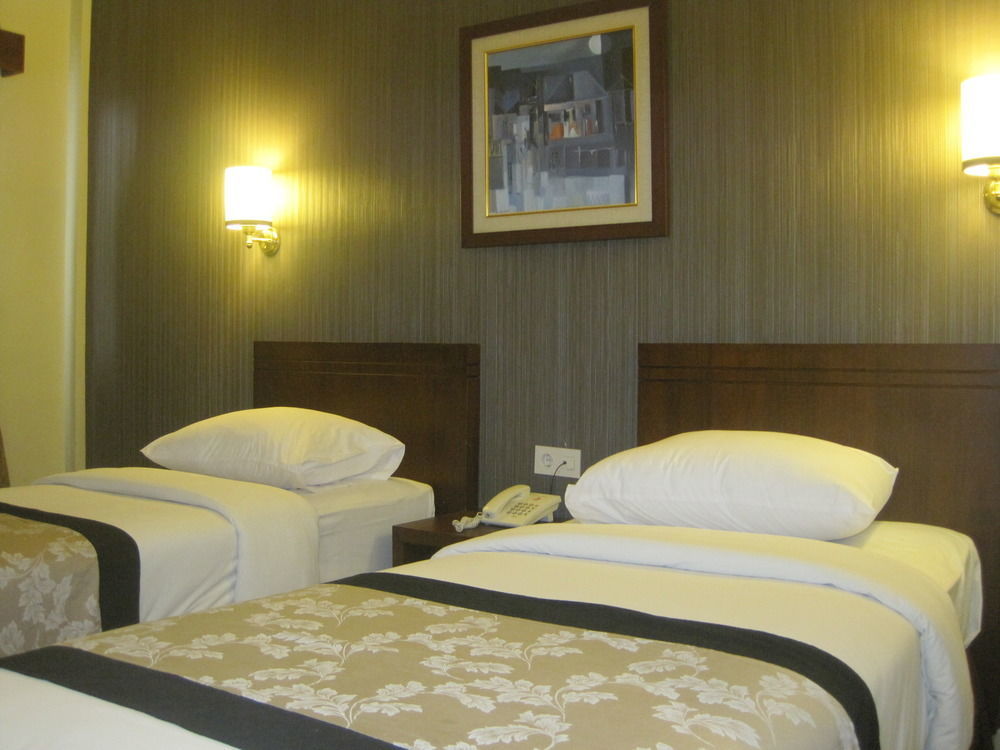 Capital O 874 Hotel Nyland Pasteur Bandung Extérieur photo