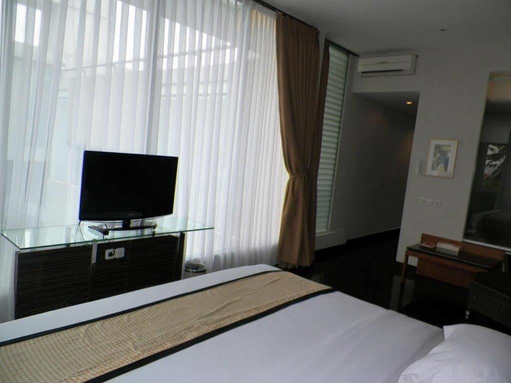 Capital O 874 Hotel Nyland Pasteur Bandung Extérieur photo